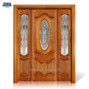 Porta dal design classico ed elegante in legno di ontano