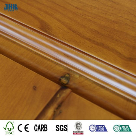 Porta dal design classico ed elegante in legno di ontano