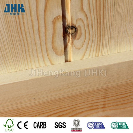 Porta in pino dal design elegante a doppio incrocio
